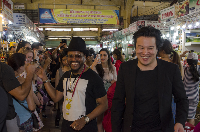 Thanh Bùi và ca sĩ nhóm Black Eyed Peas ăn quà vặt chợ Bến Thành